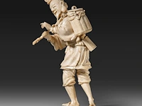 A fine japanese ivory okimono of a man carrying a stick and basket, signed, meiji period (1868-1912), h 22 cm - 456g (+) - afbeelding 3 van  9