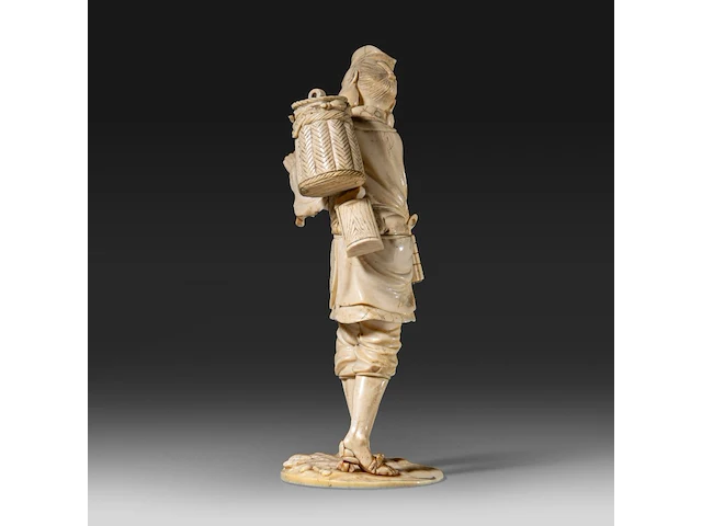 A fine japanese ivory okimono of a man carrying a stick and basket, signed, meiji period (1868-1912), h 22 cm - 456g (+) - afbeelding 4 van  9