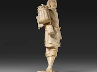 A fine japanese ivory okimono of a man carrying a stick and basket, signed, meiji period (1868-1912), h 22 cm - 456g (+) - afbeelding 4 van  9