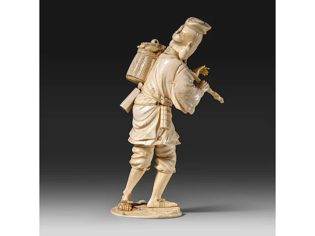 A fine japanese ivory okimono of a man carrying a stick and basket, signed, meiji period (1868-1912), h 22 cm - 456g (+) - afbeelding 5 van  9