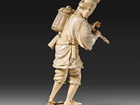 A fine japanese ivory okimono of a man carrying a stick and basket, signed, meiji period (1868-1912), h 22 cm - 456g (+) - afbeelding 5 van  9