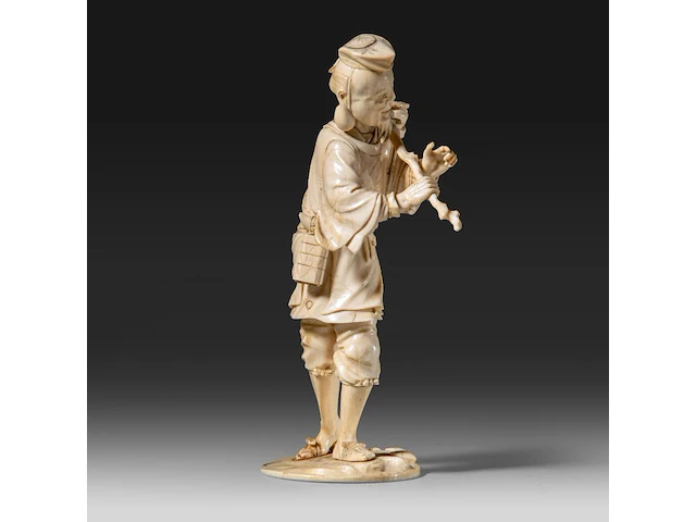 A fine japanese ivory okimono of a man carrying a stick and basket, signed, meiji period (1868-1912), h 22 cm - 456g (+) - afbeelding 6 van  9