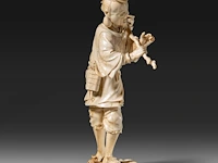 A fine japanese ivory okimono of a man carrying a stick and basket, signed, meiji period (1868-1912), h 22 cm - 456g (+) - afbeelding 6 van  9