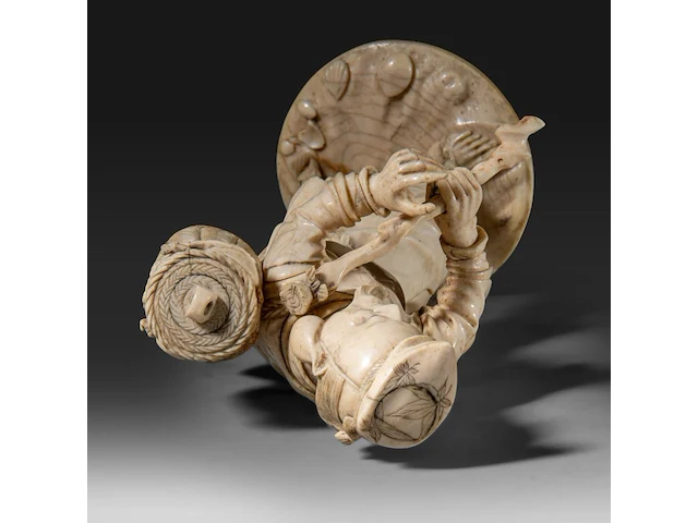 A fine japanese ivory okimono of a man carrying a stick and basket, signed, meiji period (1868-1912), h 22 cm - 456g (+) - afbeelding 7 van  9