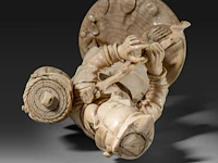 A fine japanese ivory okimono of a man carrying a stick and basket, signed, meiji period (1868-1912), h 22 cm - 456g (+) - afbeelding 7 van  9