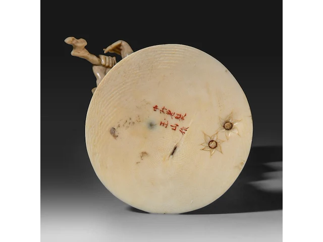 A fine japanese ivory okimono of a man carrying a stick and basket, signed, meiji period (1868-1912), h 22 cm - 456g (+) - afbeelding 8 van  9