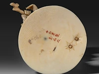 A fine japanese ivory okimono of a man carrying a stick and basket, signed, meiji period (1868-1912), h 22 cm - 456g (+) - afbeelding 8 van  9
