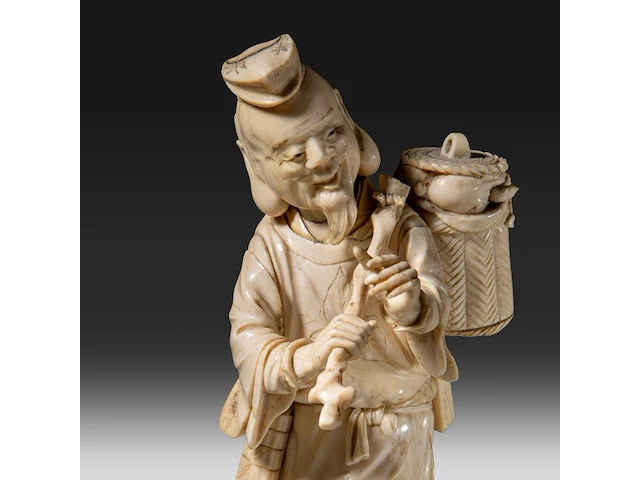 A fine japanese ivory okimono of a man carrying a stick and basket, signed, meiji period (1868-1912), h 22 cm - 456g (+) - afbeelding 9 van  9