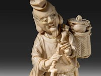 A fine japanese ivory okimono of a man carrying a stick and basket, signed, meiji period (1868-1912), h 22 cm - 456g (+) - afbeelding 9 van  9