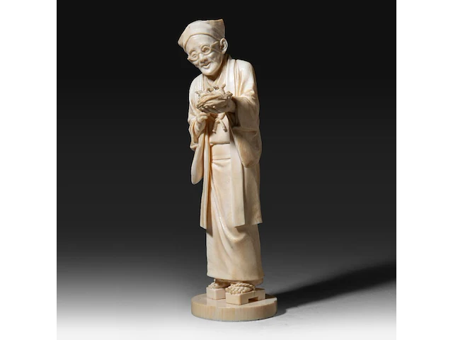 A fine japanese ivory okimono of a man with glasses examining a nest of birds in his hand, signed, tokyo school, meiji period (1868-1912), h 20,5 cm (+) - afbeelding 2 van  9