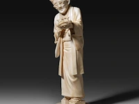 A fine japanese ivory okimono of a man with glasses examining a nest of birds in his hand, signed, tokyo school, meiji period (1868-1912), h 20,5 cm (+) - afbeelding 2 van  9