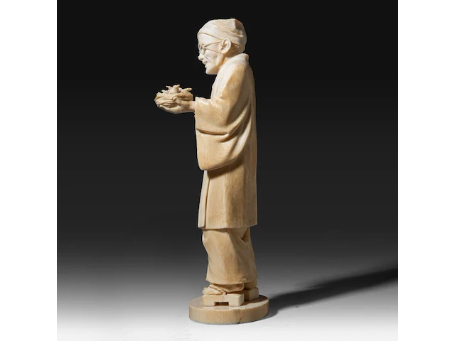 A fine japanese ivory okimono of a man with glasses examining a nest of birds in his hand, signed, tokyo school, meiji period (1868-1912), h 20,5 cm (+) - afbeelding 3 van  9