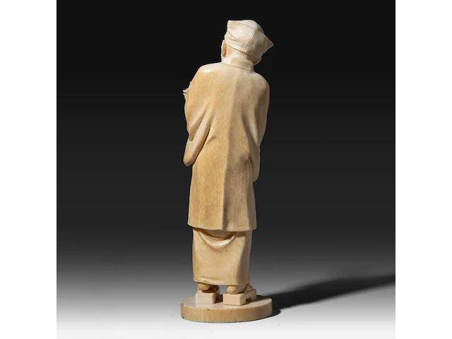 A fine japanese ivory okimono of a man with glasses examining a nest of birds in his hand, signed, tokyo school, meiji period (1868-1912), h 20,5 cm (+) - afbeelding 4 van  9