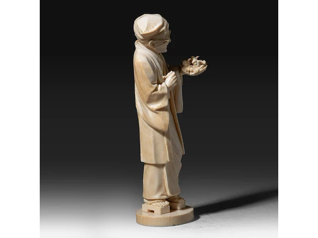 A fine japanese ivory okimono of a man with glasses examining a nest of birds in his hand, signed, tokyo school, meiji period (1868-1912), h 20,5 cm (+) - afbeelding 5 van  9