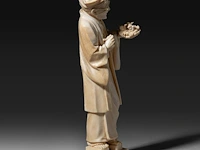 A fine japanese ivory okimono of a man with glasses examining a nest of birds in his hand, signed, tokyo school, meiji period (1868-1912), h 20,5 cm (+) - afbeelding 5 van  9