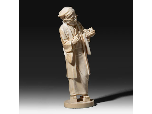 A fine japanese ivory okimono of a man with glasses examining a nest of birds in his hand, signed, tokyo school, meiji period (1868-1912), h 20,5 cm (+) - afbeelding 6 van  9