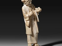 A fine japanese ivory okimono of a man with glasses examining a nest of birds in his hand, signed, tokyo school, meiji period (1868-1912), h 20,5 cm (+) - afbeelding 6 van  9