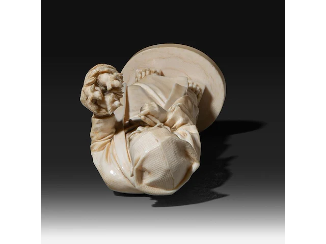 A fine japanese ivory okimono of a man with glasses examining a nest of birds in his hand, signed, tokyo school, meiji period (1868-1912), h 20,5 cm (+) - afbeelding 7 van  9