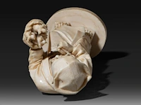 A fine japanese ivory okimono of a man with glasses examining a nest of birds in his hand, signed, tokyo school, meiji period (1868-1912), h 20,5 cm (+) - afbeelding 7 van  9