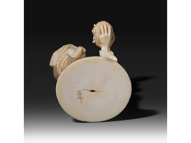 A fine japanese ivory okimono of a man with glasses examining a nest of birds in his hand, signed, tokyo school, meiji period (1868-1912), h 20,5 cm (+) - afbeelding 8 van  9