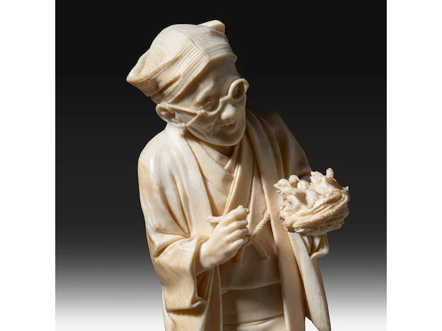 A fine japanese ivory okimono of a man with glasses examining a nest of birds in his hand, signed, tokyo school, meiji period (1868-1912), h 20,5 cm (+) - afbeelding 9 van  9