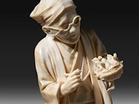 A fine japanese ivory okimono of a man with glasses examining a nest of birds in his hand, signed, tokyo school, meiji period (1868-1912), h 20,5 cm (+) - afbeelding 9 van  9
