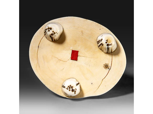 A fine japanese ivory okimono of a man working abalone shells, meiji period (1868-1912), h 10,5 cm - w 11,5 cm - 409g (+) - afbeelding 2 van  10