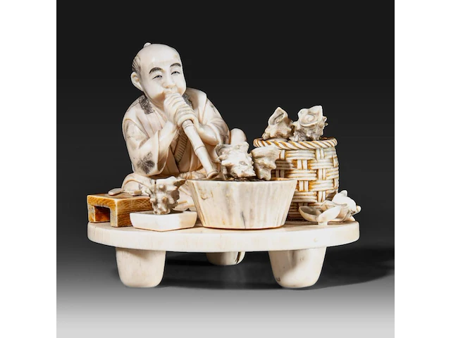 A fine japanese ivory okimono of a man working abalone shells, meiji period (1868-1912), h 10,5 cm - w 11,5 cm - 409g (+) - afbeelding 1 van  10