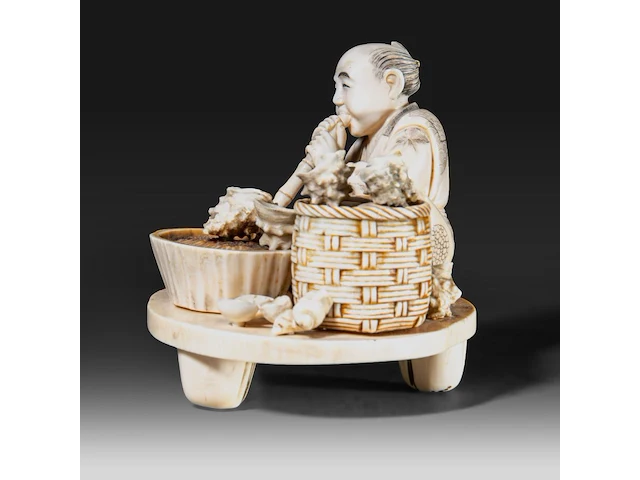 A fine japanese ivory okimono of a man working abalone shells, meiji period (1868-1912), h 10,5 cm - w 11,5 cm - 409g (+) - afbeelding 3 van  10