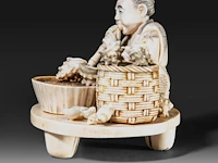 A fine japanese ivory okimono of a man working abalone shells, meiji period (1868-1912), h 10,5 cm - w 11,5 cm - 409g (+) - afbeelding 3 van  10