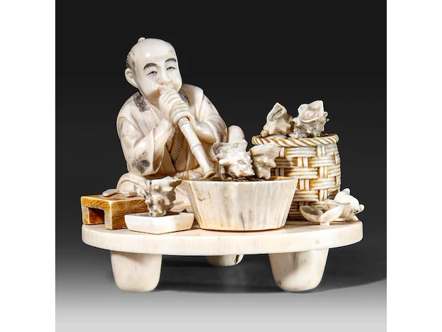 A fine japanese ivory okimono of a man working abalone shells, meiji period (1868-1912), h 10,5 cm - w 11,5 cm - 409g (+) - afbeelding 4 van  10