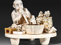 A fine japanese ivory okimono of a man working abalone shells, meiji period (1868-1912), h 10,5 cm - w 11,5 cm - 409g (+) - afbeelding 4 van  10