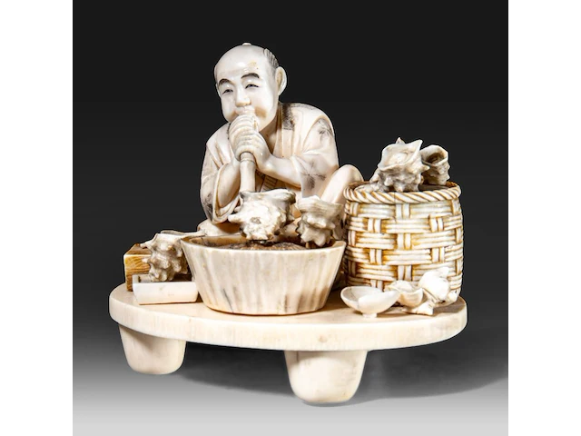 A fine japanese ivory okimono of a man working abalone shells, meiji period (1868-1912), h 10,5 cm - w 11,5 cm - 409g (+) - afbeelding 5 van  10