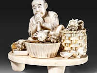 A fine japanese ivory okimono of a man working abalone shells, meiji period (1868-1912), h 10,5 cm - w 11,5 cm - 409g (+) - afbeelding 5 van  10