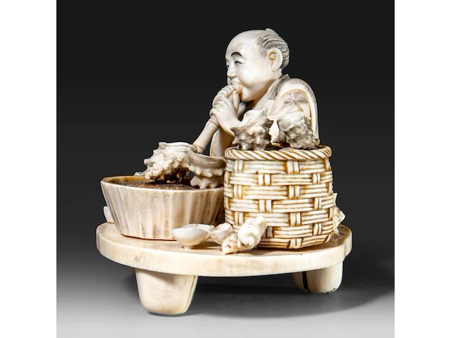 A fine japanese ivory okimono of a man working abalone shells, meiji period (1868-1912), h 10,5 cm - w 11,5 cm - 409g (+) - afbeelding 6 van  10
