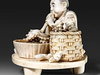 A fine japanese ivory okimono of a man working abalone shells, meiji period (1868-1912), h 10,5 cm - w 11,5 cm - 409g (+) - afbeelding 6 van  10