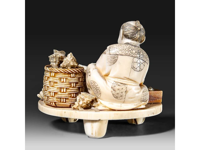 A fine japanese ivory okimono of a man working abalone shells, meiji period (1868-1912), h 10,5 cm - w 11,5 cm - 409g (+) - afbeelding 7 van  10