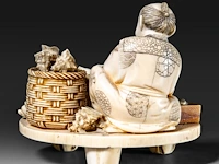 A fine japanese ivory okimono of a man working abalone shells, meiji period (1868-1912), h 10,5 cm - w 11,5 cm - 409g (+) - afbeelding 7 van  10