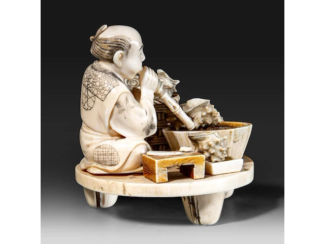 A fine japanese ivory okimono of a man working abalone shells, meiji period (1868-1912), h 10,5 cm - w 11,5 cm - 409g (+) - afbeelding 8 van  10