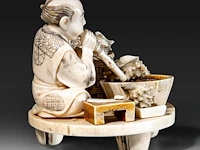 A fine japanese ivory okimono of a man working abalone shells, meiji period (1868-1912), h 10,5 cm - w 11,5 cm - 409g (+) - afbeelding 8 van  10