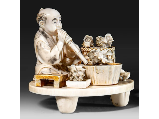 A fine japanese ivory okimono of a man working abalone shells, meiji period (1868-1912), h 10,5 cm - w 11,5 cm - 409g (+) - afbeelding 9 van  10
