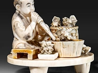 A fine japanese ivory okimono of a man working abalone shells, meiji period (1868-1912), h 10,5 cm - w 11,5 cm - 409g (+) - afbeelding 9 van  10