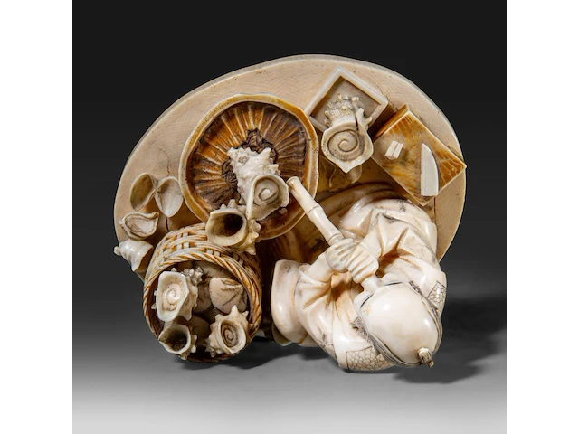A fine japanese ivory okimono of a man working abalone shells, meiji period (1868-1912), h 10,5 cm - w 11,5 cm - 409g (+) - afbeelding 10 van  10