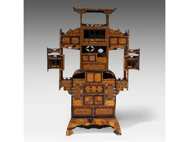 A fine japanese marquetry (yosegi-zaiku) shodona, meiji period (1868-1912), h 165 cm - w 90,5 cm - d 32 cm - afbeelding 1 van  6