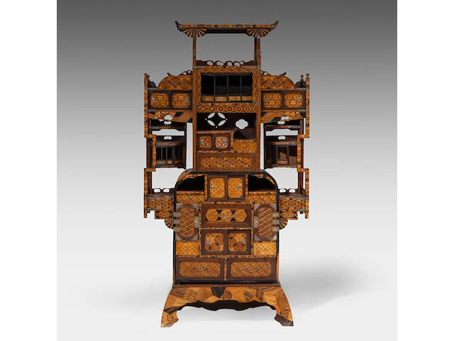 A fine japanese marquetry (yosegi-zaiku) shodona, meiji period (1868-1912), h 165 cm - w 90,5 cm - d 32 cm - afbeelding 2 van  6