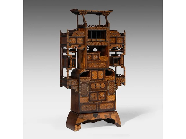 A fine japanese marquetry (yosegi-zaiku) shodona, meiji period (1868-1912), h 165 cm - w 90,5 cm - d 32 cm - afbeelding 3 van  6