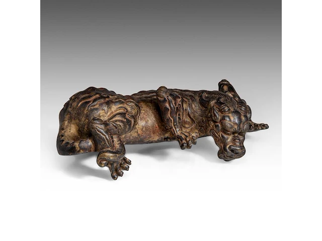 A fine japanese polychrome and gilt lacquered bronze okimono of a kirin, meiji period, l 26 - h 8,5 cm - afbeelding 1 van  9
