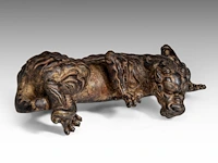 A fine japanese polychrome and gilt lacquered bronze okimono of a kirin, meiji period, l 26 - h 8,5 cm