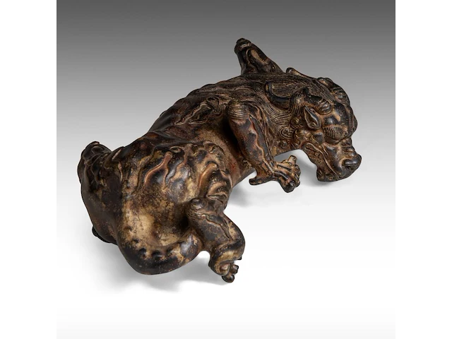 A fine japanese polychrome and gilt lacquered bronze okimono of a kirin, meiji period, l 26 - h 8,5 cm - afbeelding 2 van  9