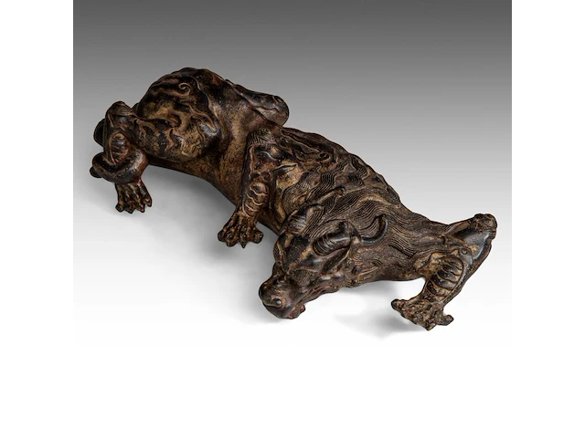A fine japanese polychrome and gilt lacquered bronze okimono of a kirin, meiji period, l 26 - h 8,5 cm - afbeelding 3 van  9